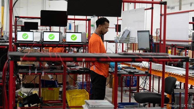 sk-tes-team-member-processes-corporate-it-equipment-usv1-660xx1600-900-0-83.jpg